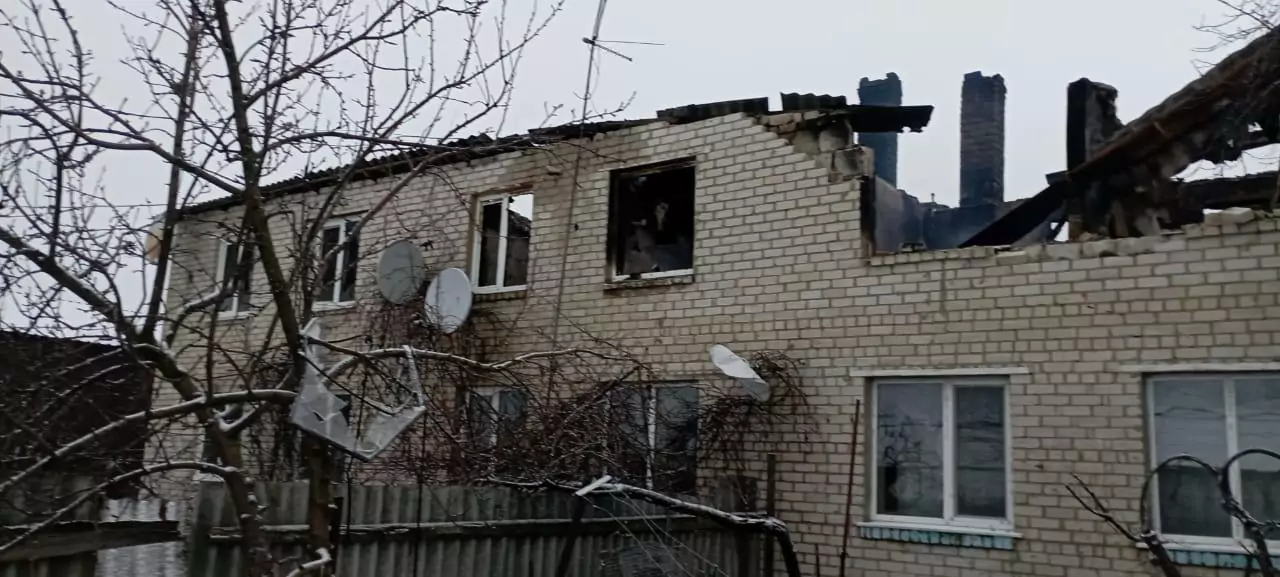 Поврежденный дом после обстрела