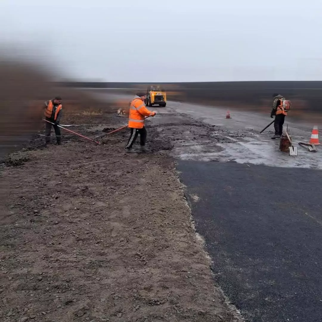 Ремонт дороги после ракетного обстрела на Харьковщине