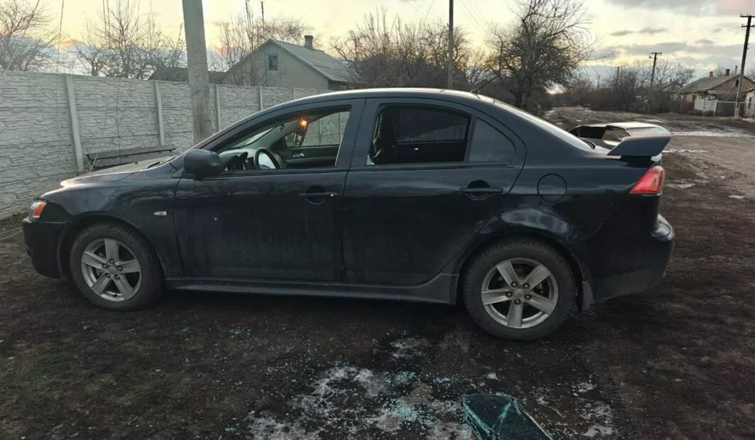 Поврежденный автомобиль в селе Заречное Чугуевского района, 13 декабря