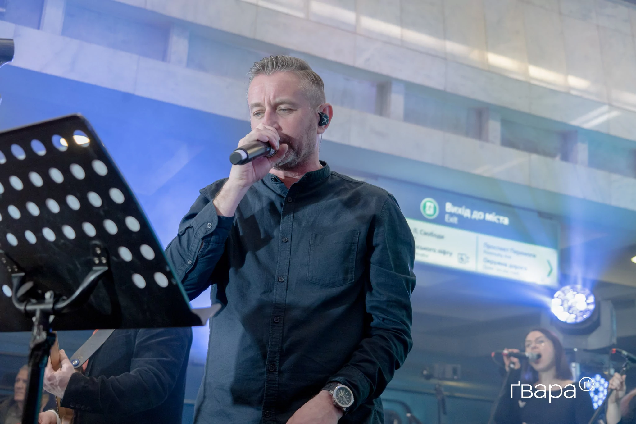 На станції метро «Перемога» у Харкові відбувся безплатний концерт Сергія Жадана і Юрія Гуржи. Вони виконали пісні з альбому «Семафори», присвяченого українцям, які втратили дім або змушені були переїхати через війну. Лютий 2025 року