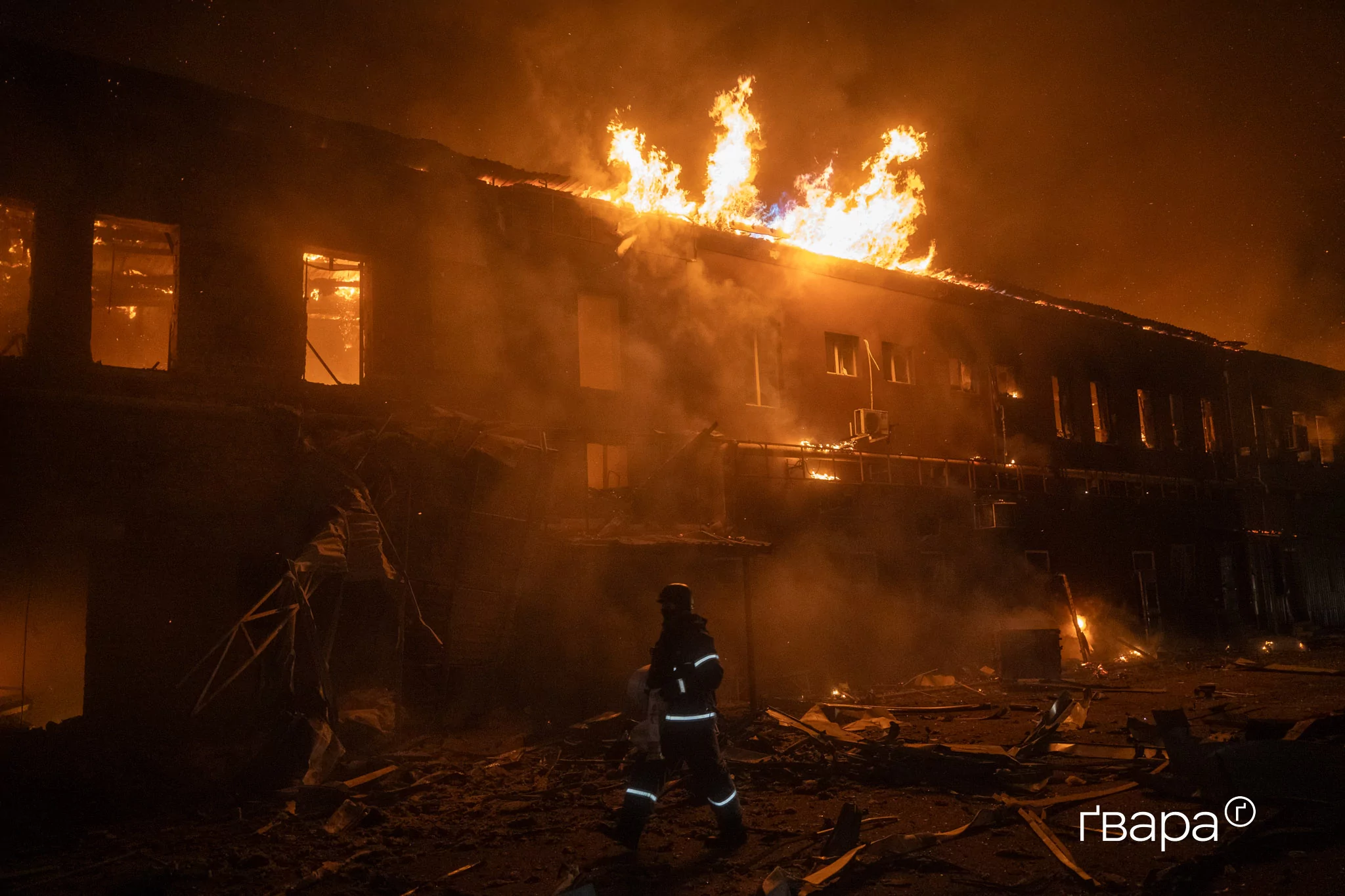 Пожежа на цивільному підприємстві у Новобаварському районі Харкова після влучання російського «Шахеда». Січень 2025 року