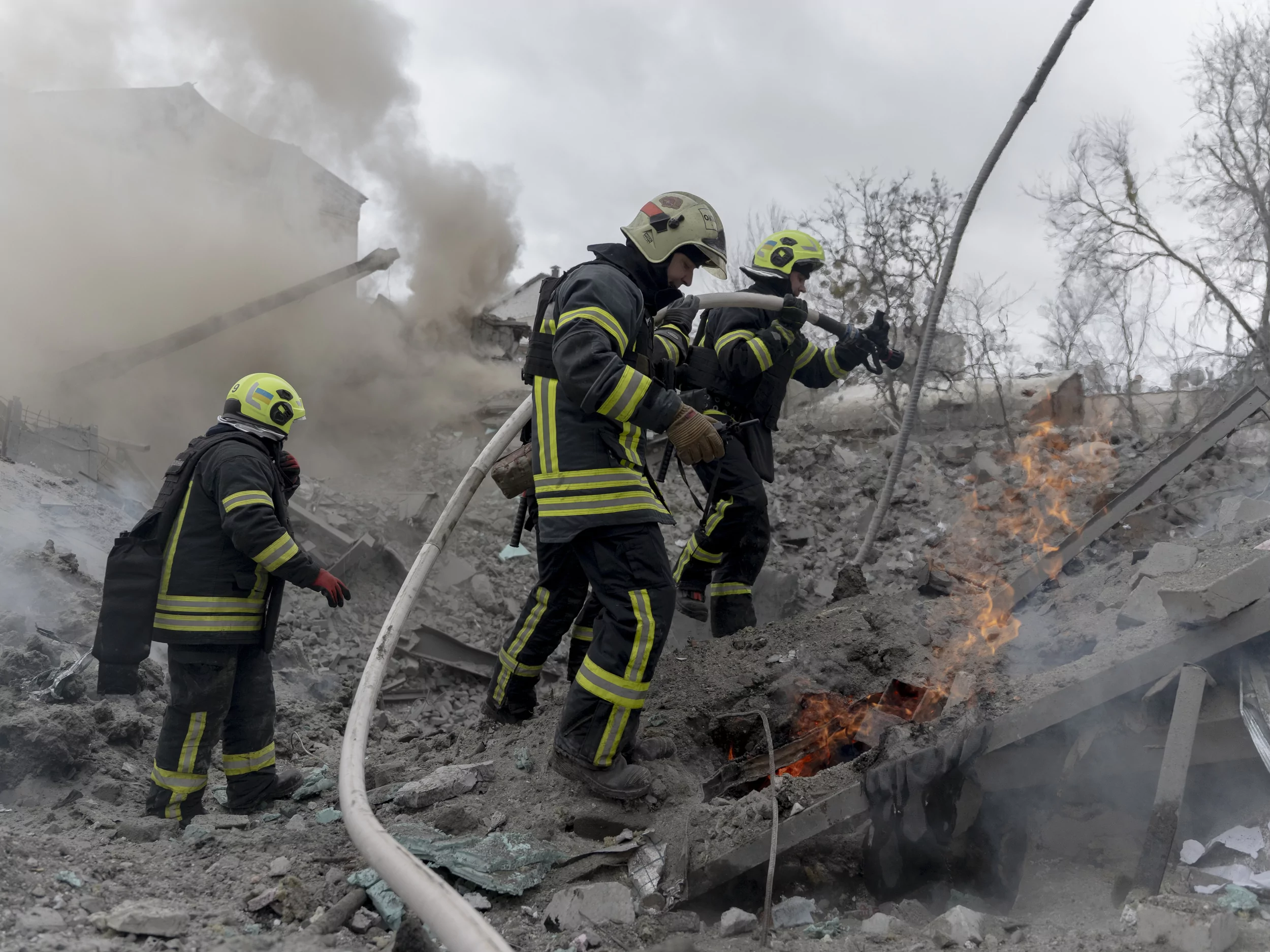 Пожарные тушат пожар после ракетного обстрела в Харькове