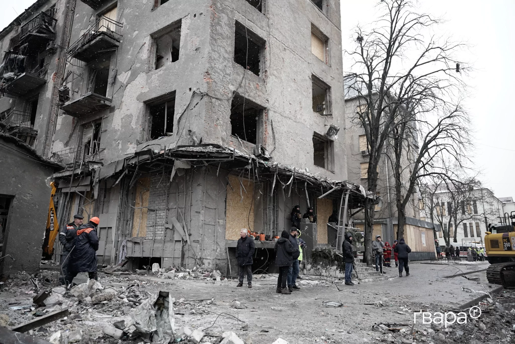Разбор завалов в Харькове после ракетного удара