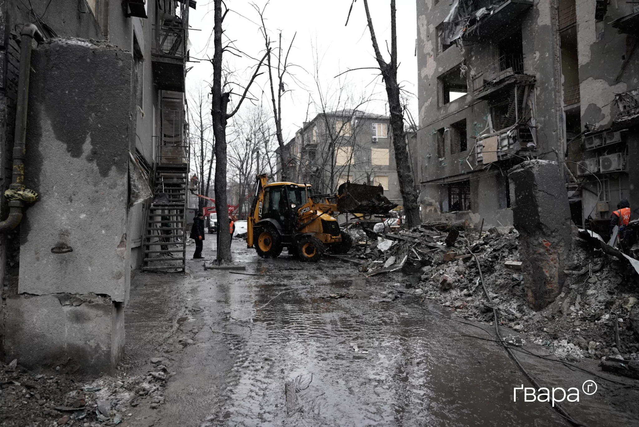 Разбор завалов в Харькове после ракетного удара