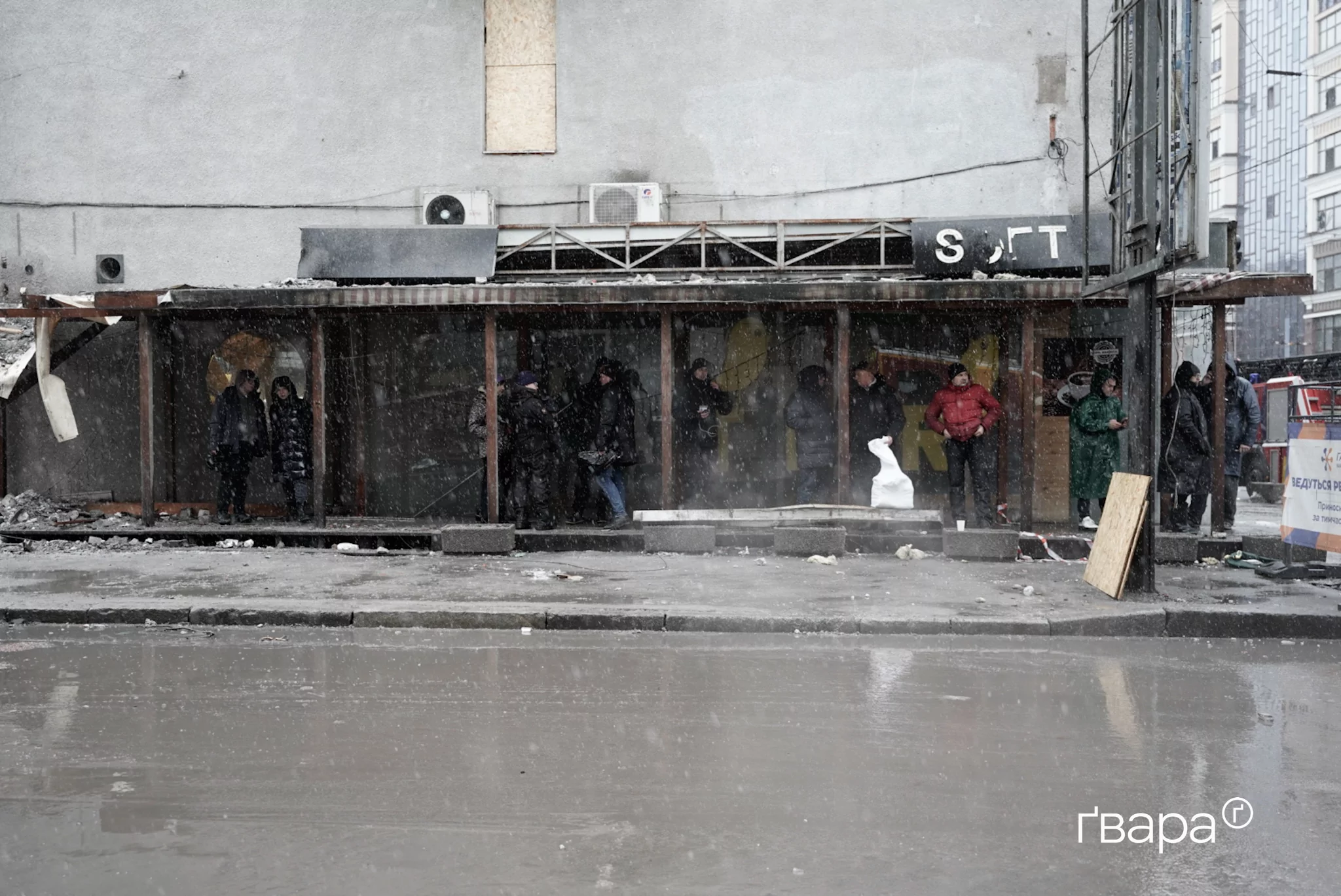 Помощь на месте удара в Харькове