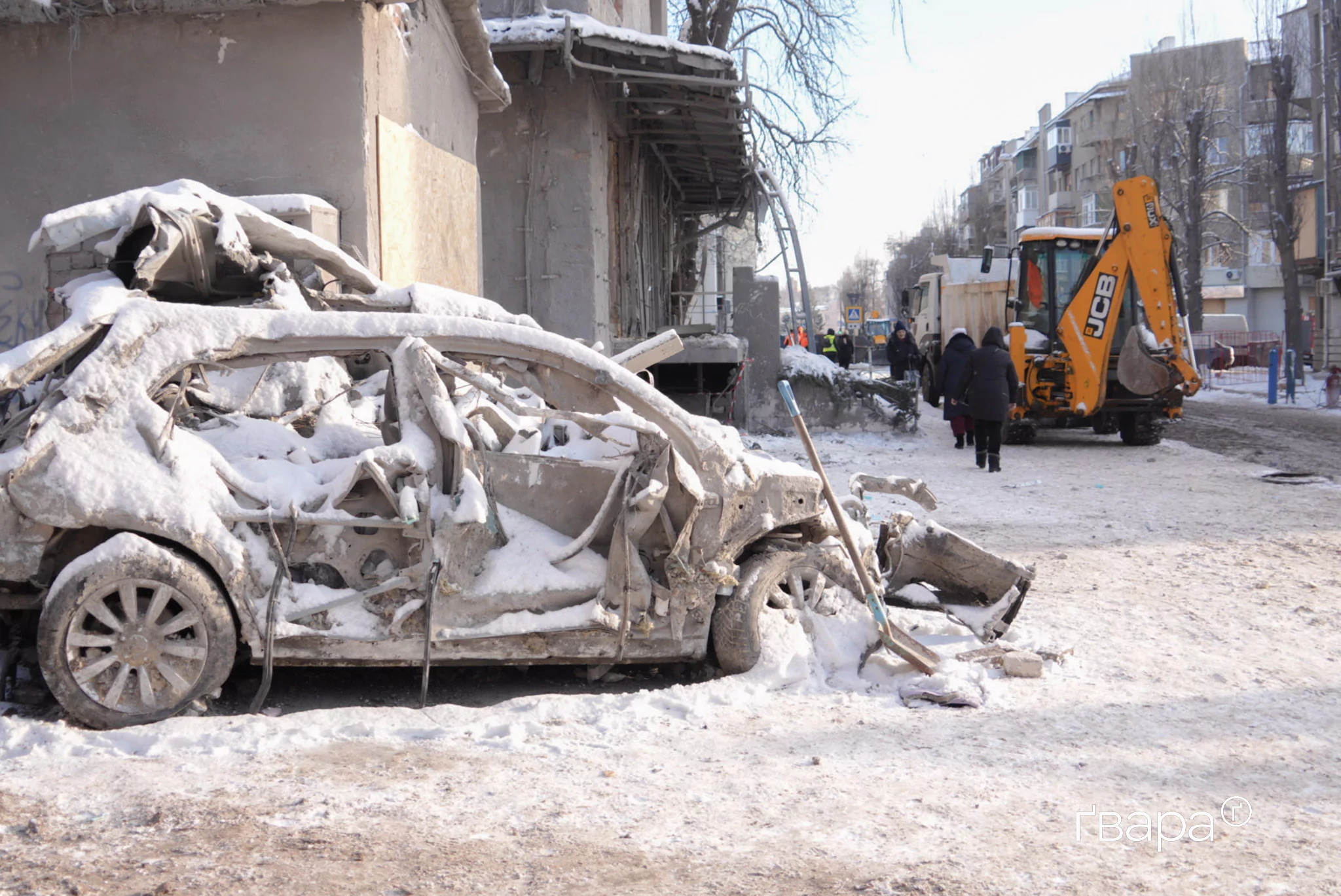 В Харькове в третий день разбирают завалы после обстрела — фото