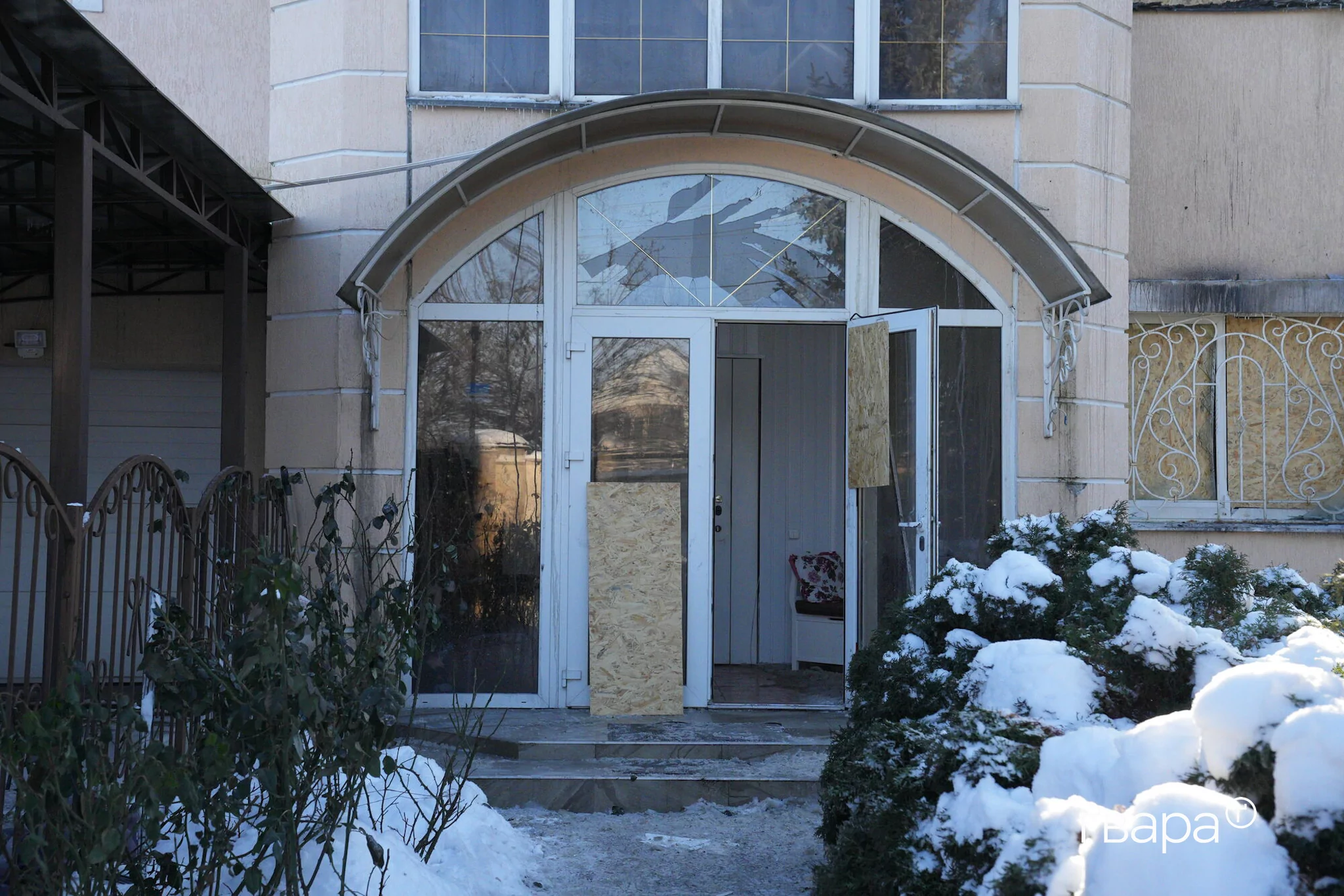 Пожар в доме после атаки дрона в Харькове
