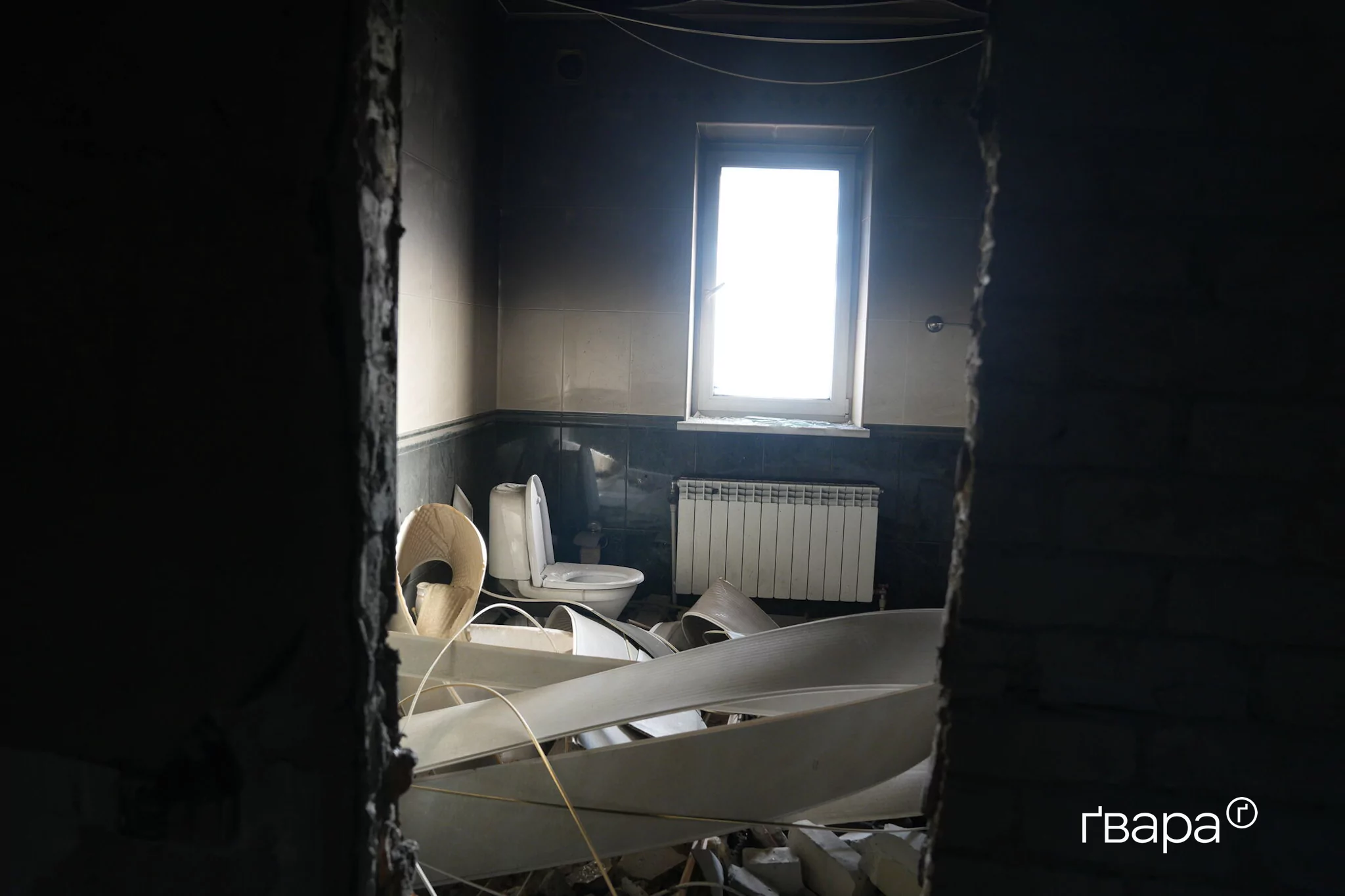 Разрушенный дом после попадания дрона в Харькове