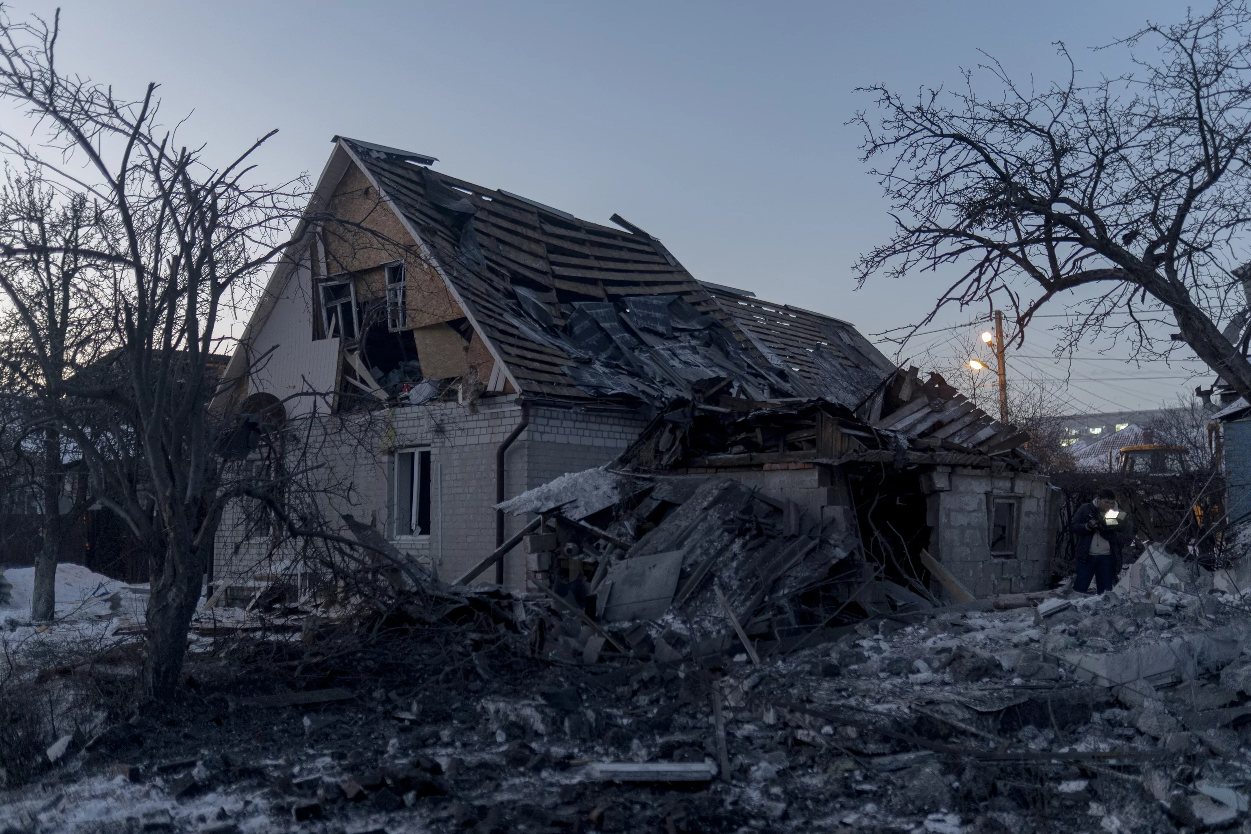 Поврежденный дом после атаки в Харькове