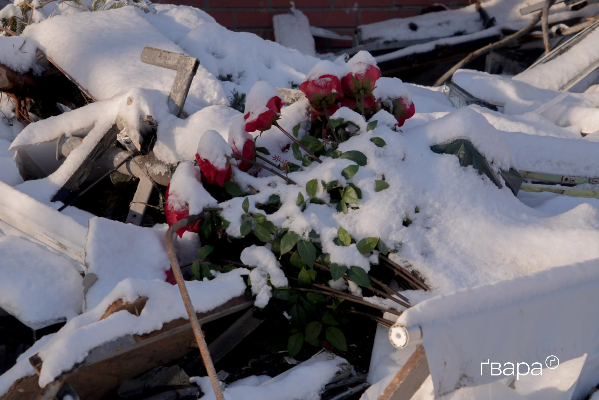 В Харькове в третий день разбирают завалы после обстрела — фото