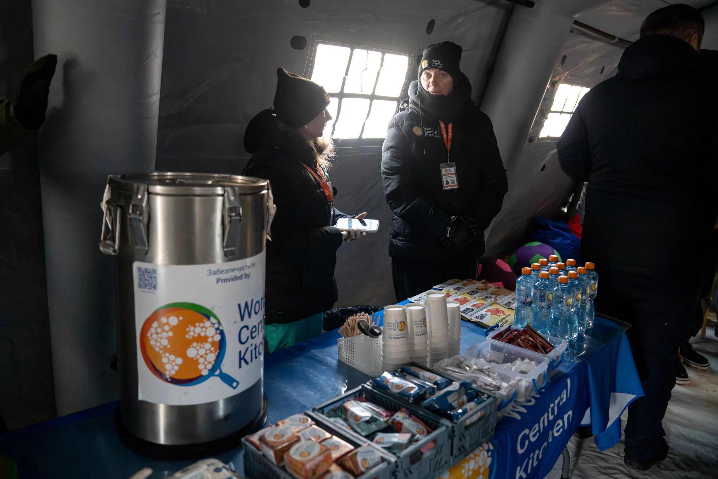 Работники готовят горячие напитки на пункте обогрева в Харькове.