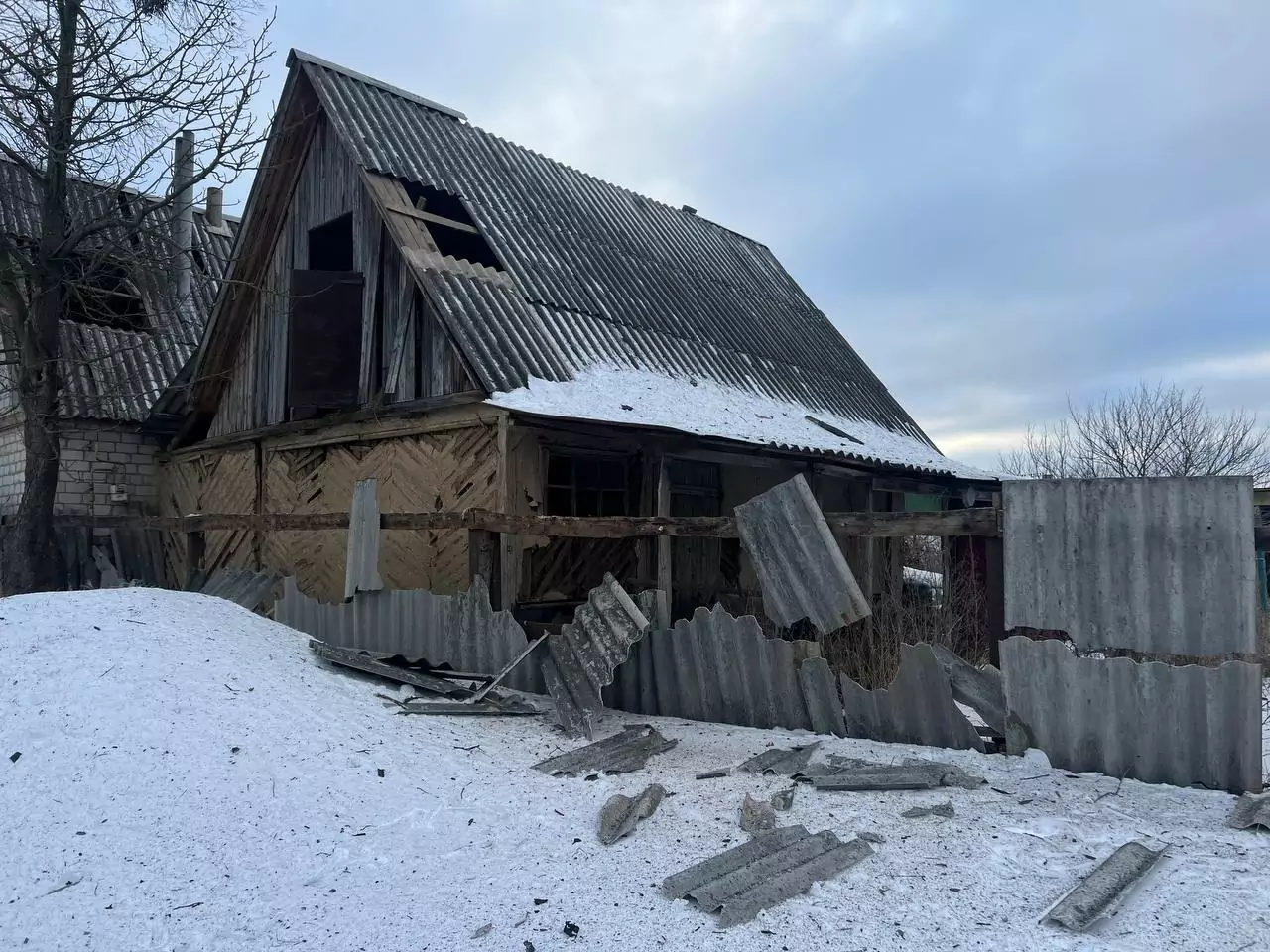 Повреждения в селе Лужок после обстрелов