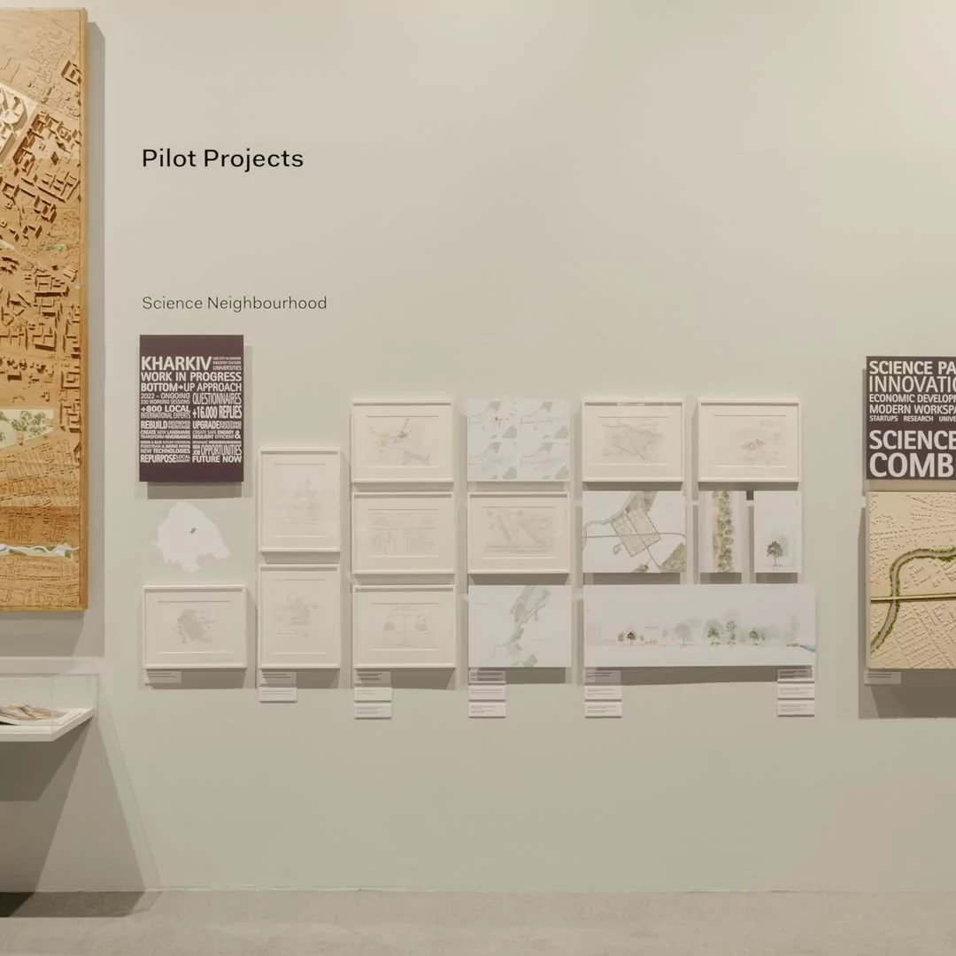 Інсталяція-мапа по майстерплану Нормана Фостера для Харкова, виставка Triennale Milano, серпень 2025