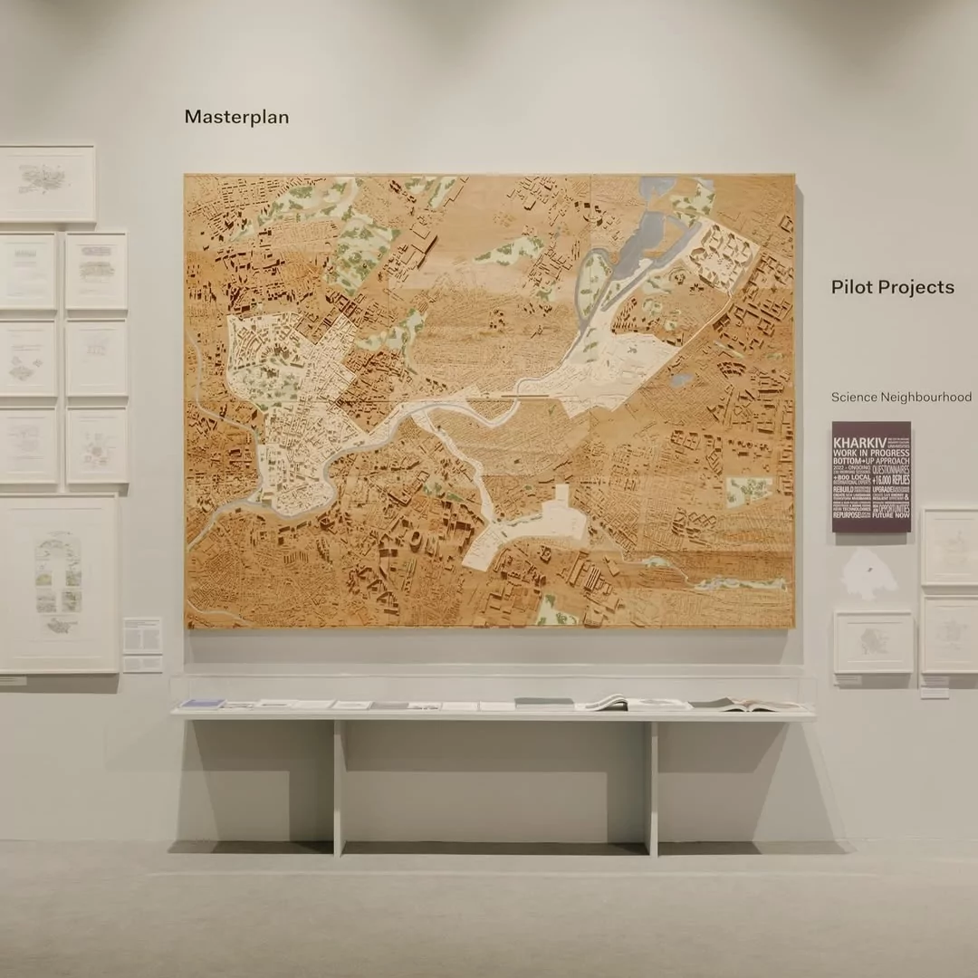 Інсталяція-мапа по майстерплану Нормана Фостера для Харкова, виставка Triennale Milano, серпень 2025