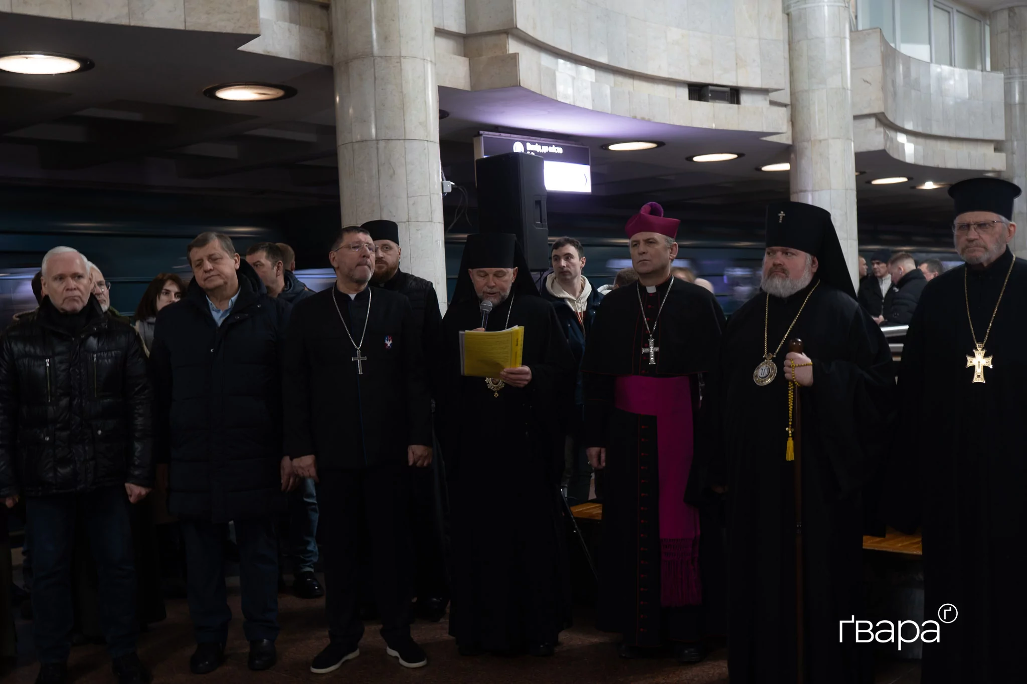 Игорь Терехов и священники Харькова во время совместной молитвы 24 февраля 2026