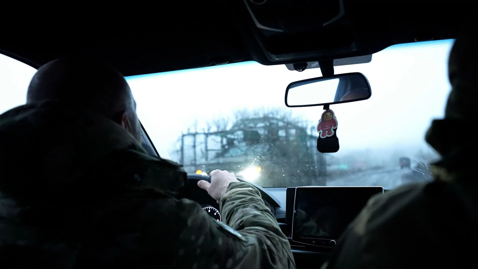 Военная бронемашина движется к команде Белых Ангелов