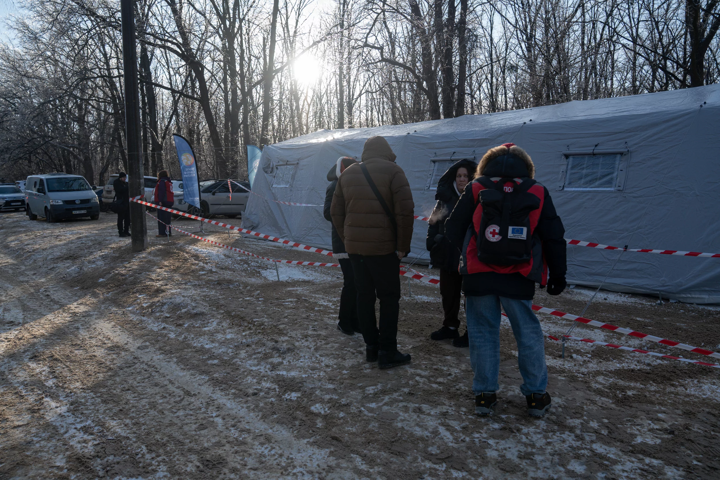 Специальная палатка, которая служит пунктом обогрева в Харькове.
