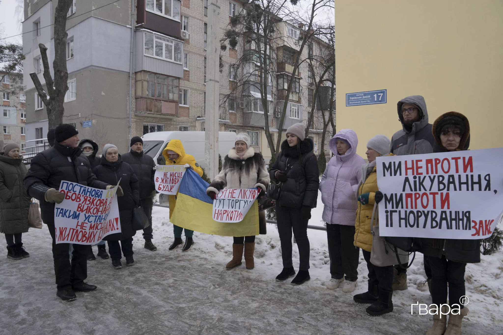 Пикет у клиники «Аксиома»