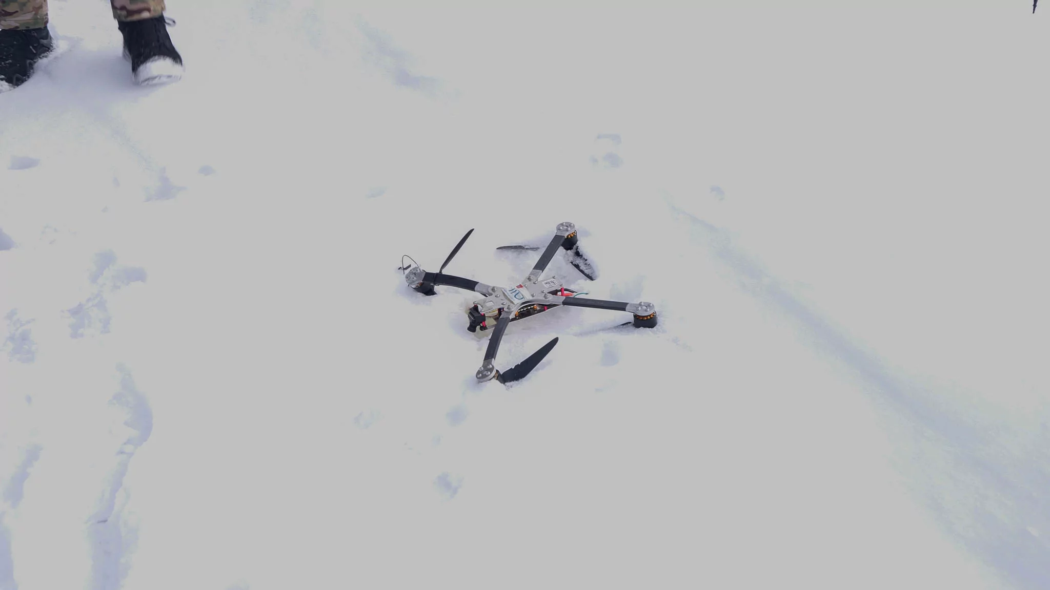FPV дрон на дорозі