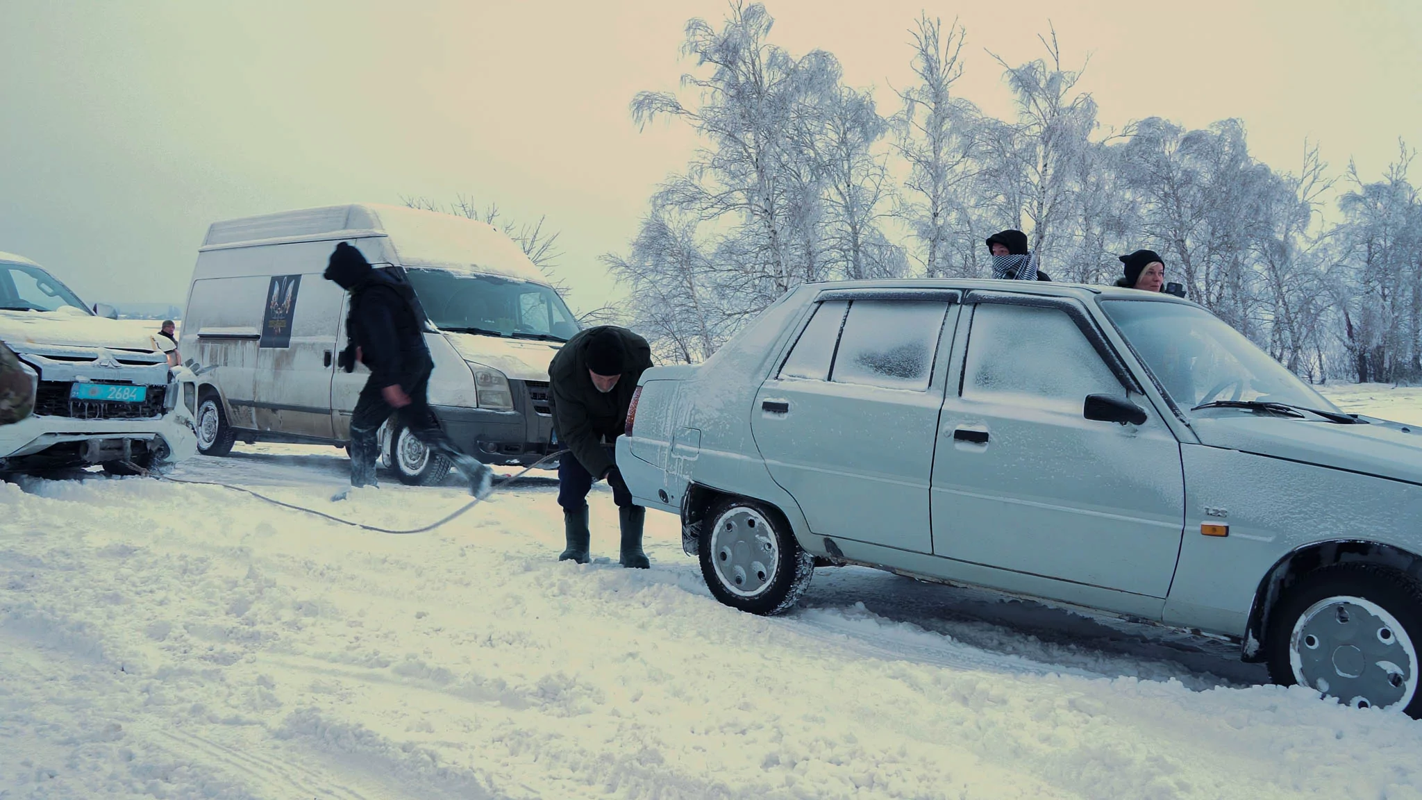Полицейские помогают вытянуть гражданское авто из снега