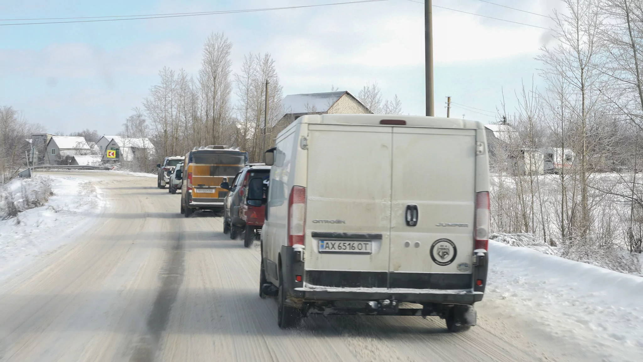 Колона эвакуации поворачивает на дорогу в Гонтарівку