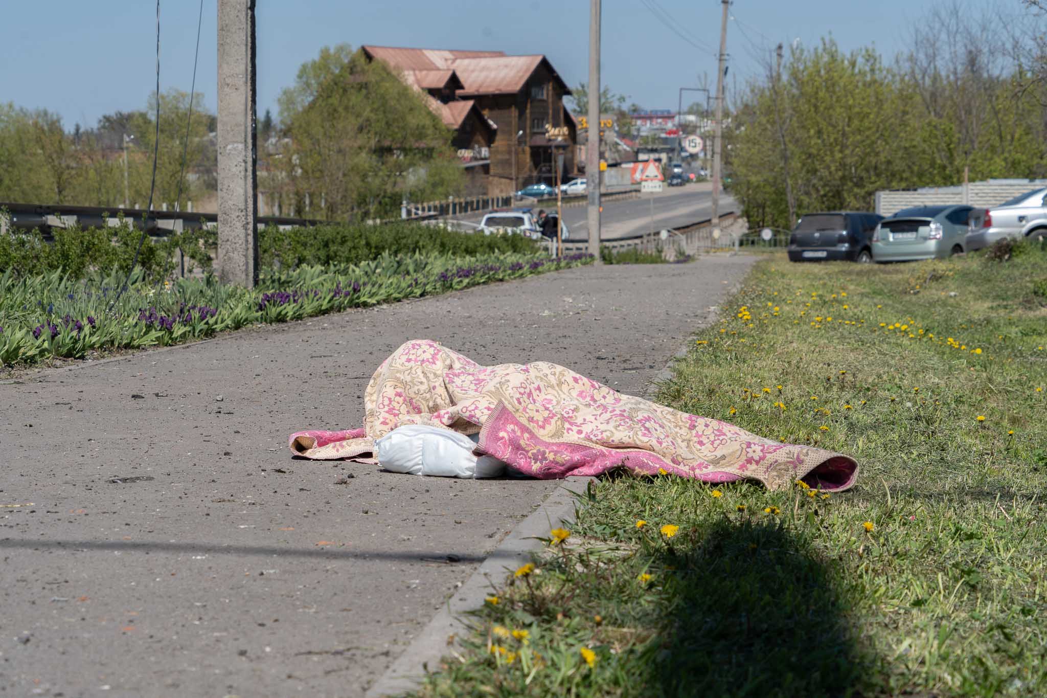 Тіло жінки загиблої внаслідок російської атаки в Мерефі, Харківська область