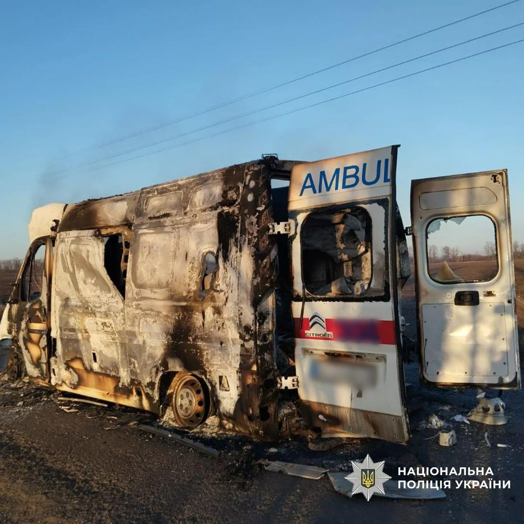 Пошкоджений автомобіль швидкої після атаки дрона