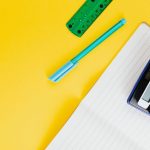 Калькулятор, блокнот и ручка для расчета бизнес-плана