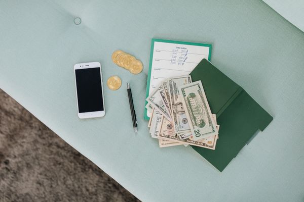 Гроші і смартфон - розрахунок податків ФОП для продавця Etsy