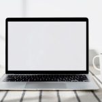 Ноутбук на столі - перевірка помилок магазину Etsy