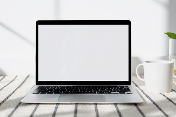 Ноутбук на столі - перевірка помилок магазину Etsy