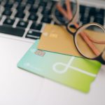 Банківські картки на ноутбуці для виведення коштів