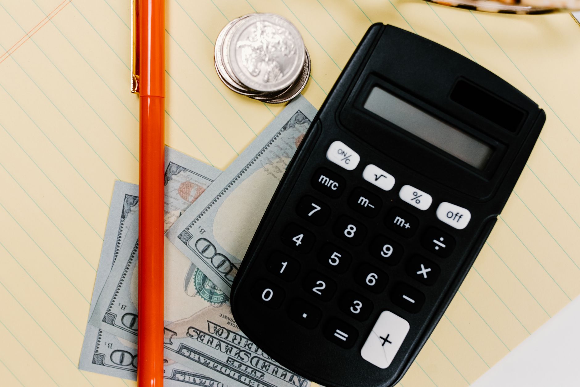 Калькулятор і банкноти для підрахунку комісій продажу