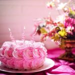 Святковий торт зі свічками та букетом квітів